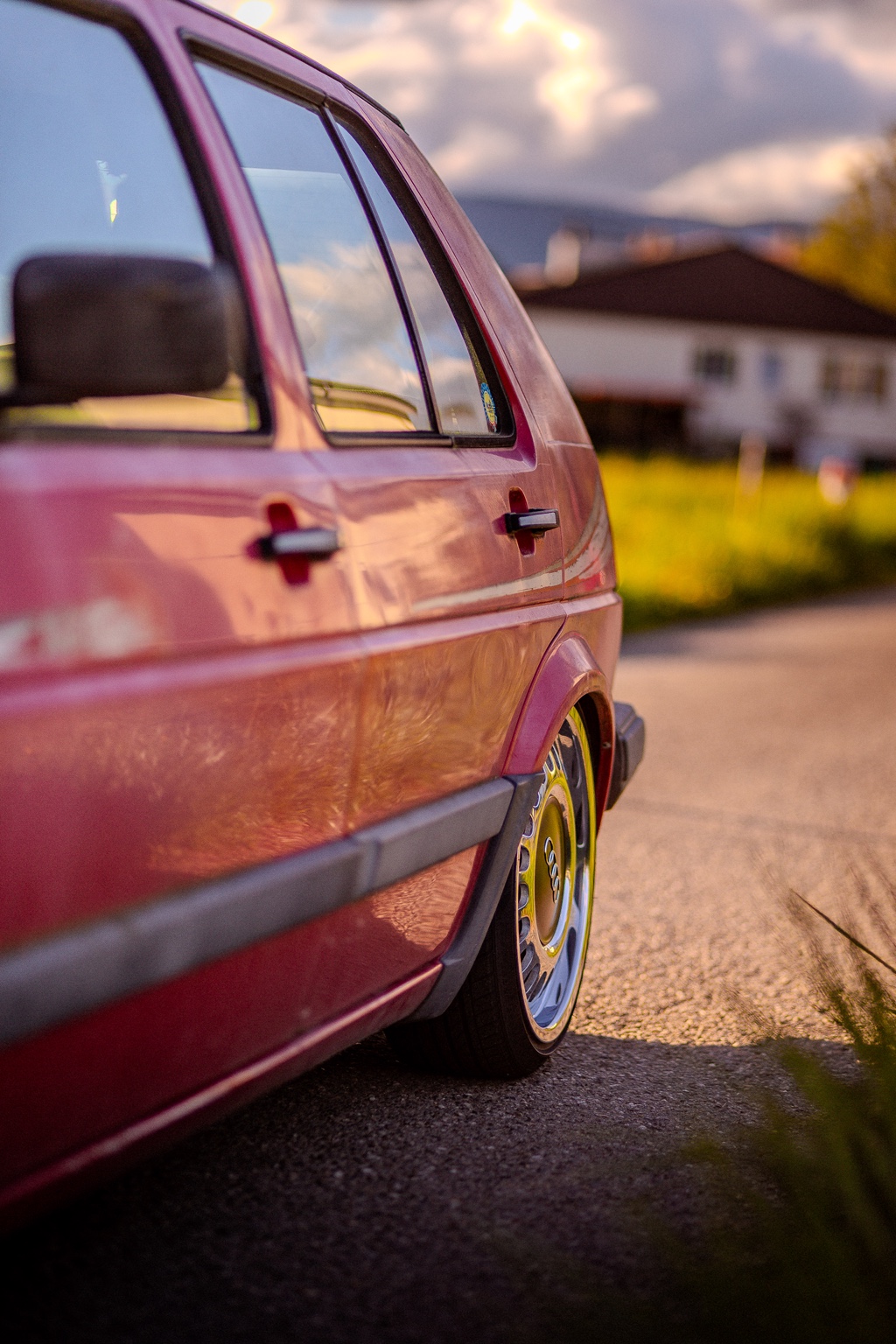 Detail des pinken VW Golf II mit tiefem Fahrwerk und klassischen Felgen